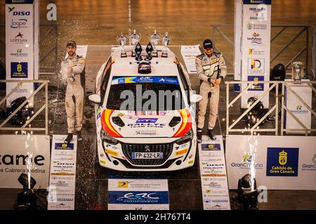 29 Bassas Mas Josep (ESP), Coronado Jimenez Axel (ESP), Peugeot 208, Rally Team Spain, Podium lors du Rally 2021 FIA Islas Canarias, 8e tour du Championnat européen de Rallye 2021 de la FIA, du 18 au 20 novembre 2021 à Las Palénormas de Gran Canaria, Espagne - photo: Gregory Lenra et/DPPI/LiveMedia Banque D'Images