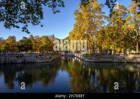 Quai de la Fontaine en automne, Nîmes Sud de la France Banque D'Images