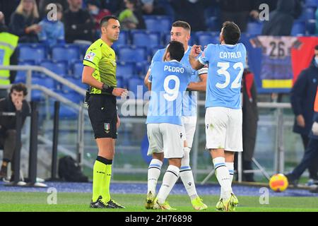 ROME, ITALIE - novembre 20 : les joueurs de SS Lazio gestes après l'arbitre Marco Guida accorde la pénalité pendant la Serie italienne Un match de football entre SS Lazio et FC Juventus au Stadio Olimpico le 20,2021 novembre à Rome, Italie Banque D'Images