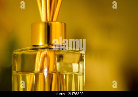 Gros plan de bâtonnets en bois aromatique dans de l'eau aromatique. Banque D'Images