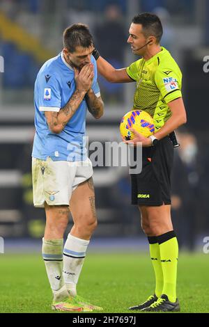 ROME, ITALIE - novembre 20 : l'arbitre Marco Guida gestuelle à Francesco Acerbi SS Lazio pendant la série italienne Un match de football entre SS Lazio et FC Juventus Stadio Olimpico le 20,2021 novembre à Rome, Italie Banque D'Images