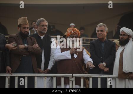 Peshawar, Khyber Pakhtunkhwa, Pakistan.20 novembre 2021.Le parti d'opposition, le mouvement démocratique du Pakistan (PDM), a manifesté à Peshawar pour protester contre l'inflation, le chômage et d'autres questions économiques.(Image de crédit : © Hussain Ali/Pacific Press via ZUMA Press Wire) Banque D'Images