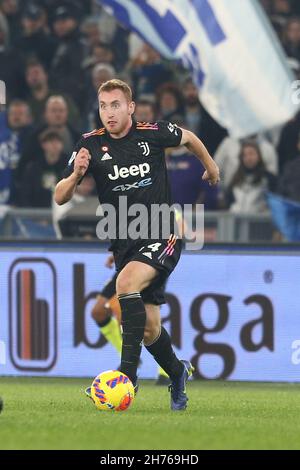 Dejan Kulusevski, l'avant de Fillandese de Juventus, contrôle le ballon lors de la série Un match de football entre SS Lazio et Juventus au stade Olimpico Rome, centre de l'Italie, le 20 novembre 2021. Banque D'Images