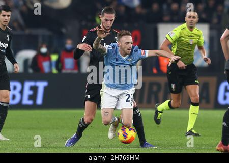 Le milieu de terrain français de Juventus, Adrien Rabiot, défie le ballon avec le défenseur italien LazioÕs Manuel Lazzari lors de la série Un match de football entre SS Lazio et Juventus au stade Olimpico de Rome, au centre de l'Italie, le 20 novembre 2021. Banque D'Images