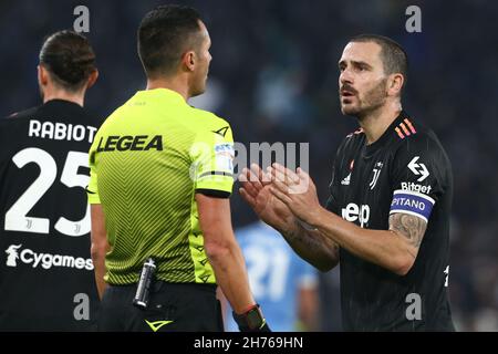 Le défenseur italien de Juventus Leonardo Bonucci parle avec l'arbitre Marco Di Bello lors de la série Un match de football entre SS Lazio et Juventus au stade Olimpico Rome, centre de l'Italie, le 20 novembre 2021. Banque D'Images