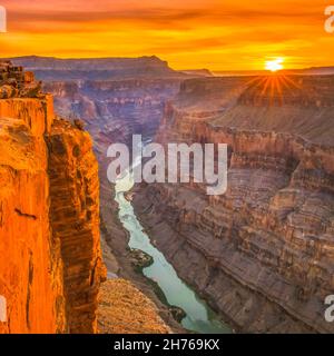 Le lever du soleil sur la rivière Colorado à toroweap oublier dans le parc national du Grand Canyon, Arizona Banque D'Images