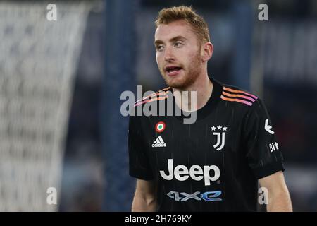 Dejan Kulusevski, l'avant de Fillandese de Juventus, regarde pendant la série Un match de football entre SS Lazio et Juventus au stade Olimpico de Rome, au centre de l'Italie, le 20 novembre 2021. Banque D'Images