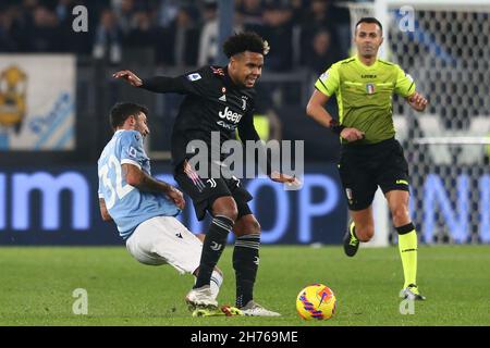 LazioÕs milieu de terrain italien Danilo Cataldi défis pour le ballon avec le milieu de terrain américain de Juventus Weston McKennie pendant la série Un match de football entre SS Lazio et Juventus au stade Olimpico Rome, centre Italie, le 20 novembre 2021. Banque D'Images