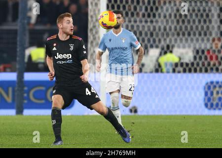 Dejan Kulusevski, l'avant de Fillandese de Juventus, contrôle le ballon lors de la série Un match de football entre SS Lazio et Juventus au stade Olimpico Rome, centre de l'Italie, le 20 novembre 2021. Banque D'Images