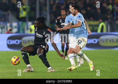 Moise Kean (L), l'avant-scène italienne de Juventus, présente des défis pour le ballon avec Danilo Cataldi, le milieu de terrain italien de LazioÕs, lors de la série Un match de football entre SS Lazio et Juventus au stade Olimpico de Rome, au centre de l'Italie, le 20 novembre 2021. Banque D'Images