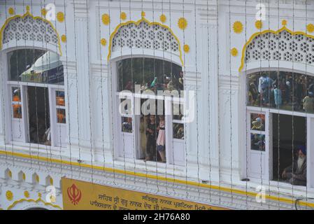 Lahore, Punjab, Pakistan.19 novembre 2021.Des centaines de pèlerins sikhs assistent à une cérémonie de rituels religieux pour célébrer le 552e anniversaire de naissance de leur chef spirituel Baba Guru Nanak Dev à Nankana Sahib, près de Lahore.Des milliers de pèlerins de divers pays, dont l'Inde, sont arrivés au Pakistan pour participer à un festival de trois jours pour célébrer le 552e anniversaire de naissance du fondateur du Sikhisme.(Credit image: © Rana Sajid Hussain/Pacific Press via ZUMA Press Wire) Banque D'Images