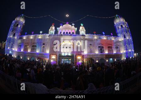 Lahore, Punjab, Pakistan.19 novembre 2021.Des centaines de pèlerins sikhs assistent à une cérémonie de rituels religieux pour célébrer le 552e anniversaire de naissance de leur chef spirituel Baba Guru Nanak Dev à Nankana Sahib, près de Lahore.Des milliers de pèlerins de divers pays, dont l'Inde, sont arrivés au Pakistan pour participer à un festival de trois jours pour célébrer le 552e anniversaire de naissance du fondateur du Sikhisme.(Credit image: © Rana Sajid Hussain/Pacific Press via ZUMA Press Wire) Banque D'Images