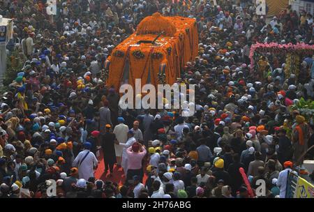 Lahore, Punjab, Pakistan.19 novembre 2021.Des centaines de pèlerins sikhs assistent à une cérémonie de rituels religieux pour célébrer le 552e anniversaire de naissance de leur chef spirituel Baba Guru Nanak Dev à Nankana Sahib, près de Lahore.Des milliers de pèlerins de divers pays, dont l'Inde, sont arrivés au Pakistan pour participer à un festival de trois jours pour célébrer le 552e anniversaire de naissance du fondateur du Sikhisme.(Credit image: © Rana Sajid Hussain/Pacific Press via ZUMA Press Wire) Banque D'Images