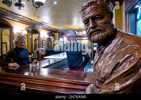 Hemingway Statue, café Iruña, Plaza del Castillo, Pamplona, Navarra, Espagne Banque D'Images