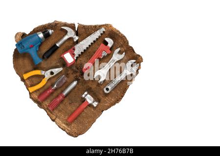 Jouet à outils sur plaque en bois en forme de coeur. Banque D'Images