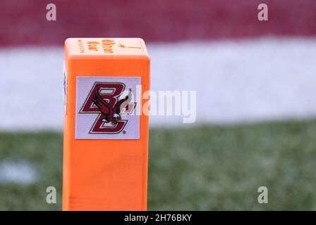 Stade des anciens élèves.20 novembre 2021.MA, USA; vue générale du logo des Boston College Eagles sur un pylône lors du match de football de la NCAA contre les Seminoles de l'État de Floride au stade Alumni.Anthony Nesmith/CSM/Alamy Live News Banque D'Images