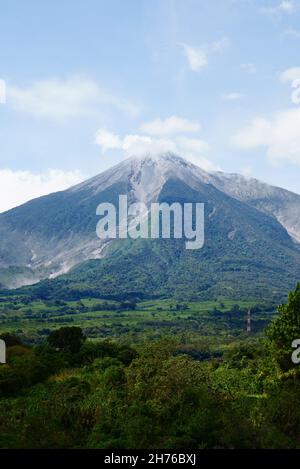 Une belle image du volcan de Fuego au Guatemala pendant une journée lumineuse avec un ciel bleu Banque D'Images