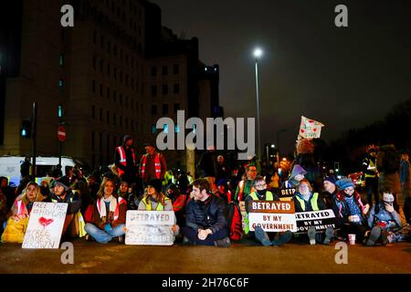 Londres, Royaume-Uni.20 novembre 2021.Des activistes sont vus assis à la jonction de la route qui bloque la route, pendant la manifestation.Les militants d'Isolate Britain ont bloqué la Croix de Vauxhall et ont provoqué la désobéissance civile à Londres pour appeler le gouvernement à financer l'isolation des logements sociaux d'ici 2025 et de toutes les maisons en Grande-Bretagne d'ici 2030.Met police a signalé plus de 100 arrestations au cours de la manifestation.(Photo de Hesther ng/SOPA Images/Sipa USA) crédit: SIPA USA/Alay Live News Banque D'Images