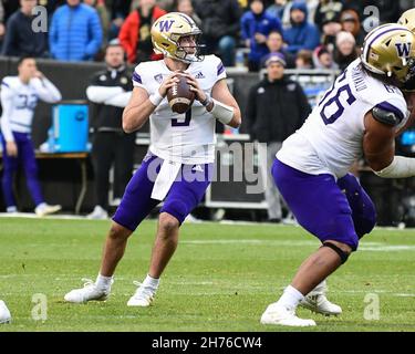 Boulder, Colorado, États-Unis.20 novembre 2021.Le quarterback de Washington Huskies Dylan Morris (9) lance une passe dans le match de football entre le Colorado et Washington à Folsom Field à Boulder, CO. Derek Regensburger/CSM/Alay Live News Banque D'Images