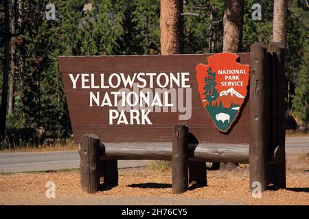 PARC NATIONAL DE YELLOWSTONE, Wyoming - 10 SEPTEMBRE : un panneau affiché par le National Park Service marque l'une des entrées du parc national de Yellowstone Banque D'Images