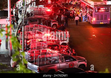 Bangkok, Thaïlande.19 novembre 2021.Les manifestants se sont rassemblés autour du monument de la victoire à 5 h 00 pour organiser un événement de Loy Krathong avec le Premier ministre Prayut.Mais la police anti-émeute a établi des points de contrôle pour bloquer les routes environnantes et déployer des troupes de police anti-émeute autour du monument.Il y a eu peu d'affrontements entre les manifestants et la police anti-émeute.(Credit image: © Edirach Toumlamoon/Pacific Press via ZUMA Press Wire) Banque D'Images