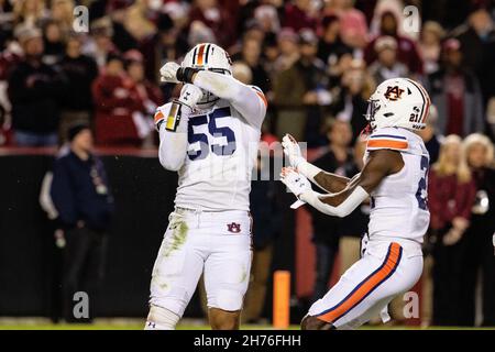 Columbia, SC, États-Unis.20 novembre 2021.L'extrémité défensive des Tigres Auburn Eku Leota (55) célèbre son sac lors du premier trimestre contre les Gamecocks de Caroline du Sud lors du match de la SEC au stade Williams-Brice à Columbia, Caroline du Sud.(Scott Kinser/Cal Sport Media).Crédit : csm/Alay Live News Banque D'Images