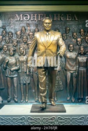 Sculpture du premier président du Kazakhstan Nursultan Nazarbaev marchant avec le peuple kazakh bas-relief.Nazarbaev Centre-Musée à Astana, Nur-Sultan Banque D'Images