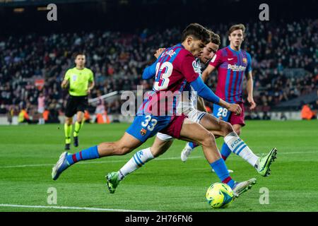 Barcelone, Espagne.20 novembre 2021.Abde de Barcelone (avant) rivalise avec Adria Pedrosa d'Espanyol lors de leur match de football de première division espagnole à Barcelone, Espagne, le 20 novembre 2021.Crédit : Joan Gosa/Xinhua/Alay Live News Banque D'Images