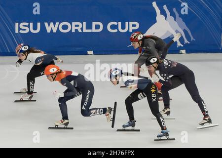 Debrecen, Hongrie.20 novembre 2021.Les athlètes participent à la finale féminine de 1500m à la série de patinage de vitesse sur piste courte de la coupe du monde de l'UIP à Debrecen, Hongrie, le 20 novembre 2021.Credit: Attila Volgyi/Xinhua/Alay Live News Banque D'Images