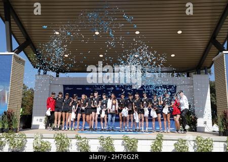 Les membres de l'équipe féminine Wolfpack de l'État de Caroline du Nord et l'entraîneur Laurie Henes posent avec la torphy du titre de l'équipe lors des championnats de cross-country de la NCAA Banque D'Images