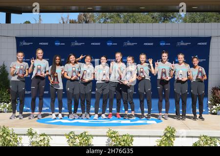 L'équipe féminine de New Mexico Lobos pose avec trophée après avoir été placée troisième aux championnats de fond de la NCAA au parc régional d'Apalachee, Saturnd Banque D'Images