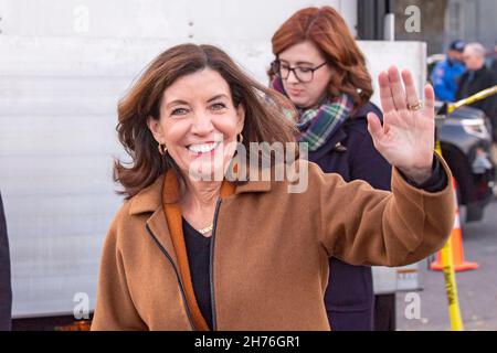 NEW YORK, NY – 20 NOVEMBRE : la gouverneure de New York Kathy Hochul arrive à un événement de signature de la législation le 20 novembre 2021 à Queens Borough, de New York.La gouverneure Kathy Hochul signe une loi qui consacre le programme nourrir New York de façon permanente dans le droit de l’État.La signature de ce projet de loi vient juste avant les fêtes de Thanksgiving, réaffirmant l'engagement de New York à fournir un soutien à ceux qui sont confrontés à l'insécurité alimentaire dans tout l'État. Banque D'Images