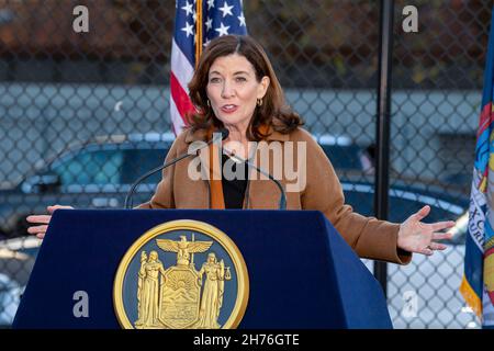 NEW YORK, NY – 20 NOVEMBRE : Kathy Hochul, gouverneure de New York, s'exprime à l'occasion de la signature de la législation le 20 novembre 2021 à Queens Borough, de New York.La gouverneure Kathy Hochul signe une loi qui consacre le programme nourrir New York de façon permanente dans le droit de l’État.La signature de ce projet de loi vient juste avant les fêtes de Thanksgiving, réaffirmant l'engagement de New York à fournir un soutien à ceux qui sont confrontés à l'insécurité alimentaire dans tout l'État. Banque D'Images