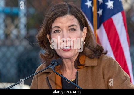 NEW YORK, NY – 20 NOVEMBRE : Kathy Hochul, gouverneure de New York, s'exprime à l'occasion de la signature de la législation le 20 novembre 2021 à Queens Borough, de New York.La gouverneure Kathy Hochul signe une loi qui consacre le programme nourrir New York de façon permanente dans le droit de l’État.La signature de ce projet de loi vient juste avant les fêtes de Thanksgiving, réaffirmant l'engagement de New York à fournir un soutien à ceux qui sont confrontés à l'insécurité alimentaire dans tout l'État. Banque D'Images