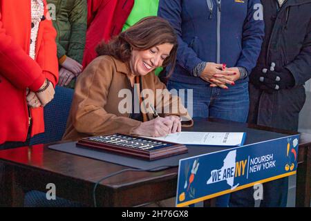 NEW YORK, NY – 20 NOVEMBRE : la gouverneure de New York Kathy Hochul signe la loi « nourrir New York » le 20 novembre 2021 dans le quartier Queens de New York.La gouverneure Kathy Hochul signe une loi qui consacre le programme nourrir New York de façon permanente dans le droit de l’État.La signature de ce projet de loi vient juste avant les fêtes de Thanksgiving, réaffirmant l'engagement de New York à fournir un soutien à ceux qui sont confrontés à l'insécurité alimentaire dans tout l'État. Banque D'Images