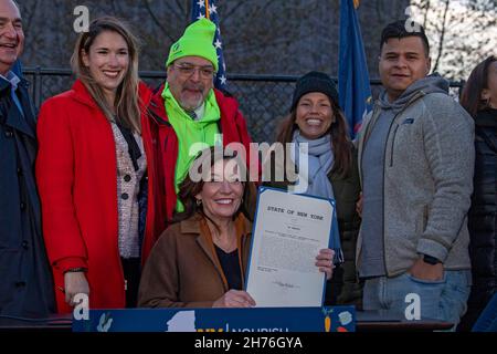 NEW YORK, NY – 20 NOVEMBRE : la gouverneure de New York Kathy Hochul signe la loi « nourrir New York » le 20 novembre 2021 dans le quartier Queens de New York.La gouverneure Kathy Hochul signe une loi qui consacre le programme nourrir New York de façon permanente dans le droit de l’État.La signature de ce projet de loi vient juste avant les fêtes de Thanksgiving, réaffirmant l'engagement de New York à fournir un soutien à ceux qui sont confrontés à l'insécurité alimentaire dans tout l'État. Banque D'Images