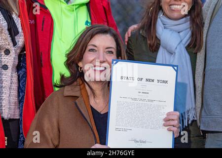 NEW YORK, NY – 20 NOVEMBRE : la gouverneure de New York Kathy Hochul signe la loi « nourrir New York » le 20 novembre 2021 dans le quartier Queens de New York.La gouverneure Kathy Hochul signe une loi qui consacre le programme nourrir New York de façon permanente dans le droit de l’État.La signature de ce projet de loi vient juste avant les fêtes de Thanksgiving, réaffirmant l'engagement de New York à fournir un soutien à ceux qui sont confrontés à l'insécurité alimentaire dans tout l'État. Banque D'Images