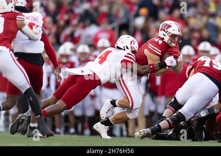 Madison, WI, États-Unis.20 novembre 2021.Nebraska Cornhuskers sécurité Myles Farmer #4 s'attaque aux Badgers du Wisconsin Fllback John Chenal #44 pendant le match de football NCAA entre les Cornhuskers du Nebraska et les Badgers du Wisconsin au Camp Randall Stadium à Madison, WISCONSIN.Le Wisconsin a battu le Nebraska 35-28.Kirsten Schmitt/CSM/Alay Live News Banque D'Images