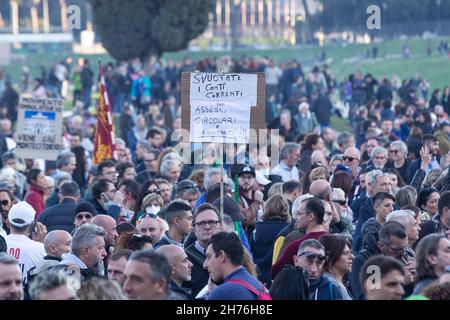 Rome, Italie.20 novembre 2021.Manifestation contre le Green Pass au Cirque Maximus à Rome (Credit image: © Matteo Nardone/Pacific Press via ZUMA Press Wire) Banque D'Images