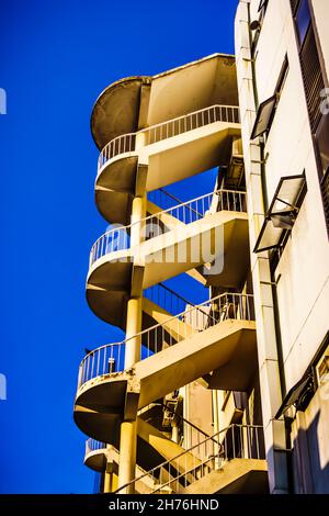 Escalier sinueux à côté du vieux bâtiment dans le quartier de Singapour. Banque D'Images