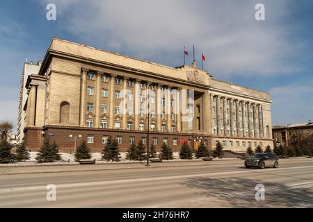 La construction de l'administration du territoire de Krasnoyarsk, anciennement la Maison des Soviets, en cours de restauration, sur l'avenue Mira, au printemps. Banque D'Images