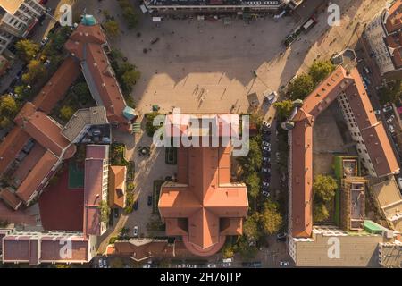 21 novembre 2021 - Qingdao, Chine : vue aérienne de haut en bas de la cathédrale Saint-Michel dans le centre-ville de Qingdao Banque D'Images