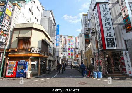 À l'extérieur du restaurant robot coloré situé à Kabukicho dans la ville de Shinjuku, Tokyo.Le restaurant robot est l'un des endroits les plus populaires de la région. Banque D'Images