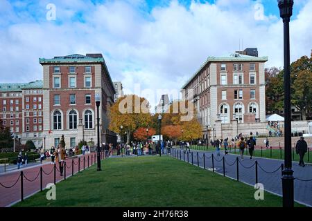 New York City, Etats-Unis - 15 novembre 2021 : le centre du campus de l'université de Columbia à Manhattan, en regardant vers l'ouest en direction de Furnald Hall et de l'entra Banque D'Images