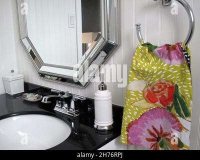 Meuble-lavabo avec miroir et comptoir en granit noir Banque D'Images