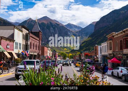 Journée chargée sur main Street, Colorado Avenue, dans le centre-ville de Telluride - Telluride, Colorado, USA - octobre 2021 Banque D'Images