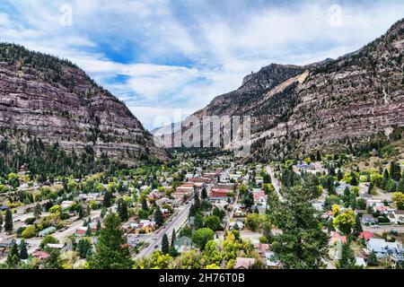 Vue aérienne du centre-ville d'Ouray, Colorado entouré par la forêt de feuillage d'automne depuis le point de vue sur million Dollar Highway Banque D'Images