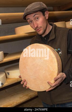 SAVOIE (73), MASSIF DE LA VANOISE, TARENTAISE, PARC NATIONAL DE LA VANOISE, PRALOGNAN-LA-VANOISE,CHEVRERIE DE CHAVIERES, PRODUCTION DE FROMAGES DE CHÈVRE LAITIERS, AUDREY Banque D'Images