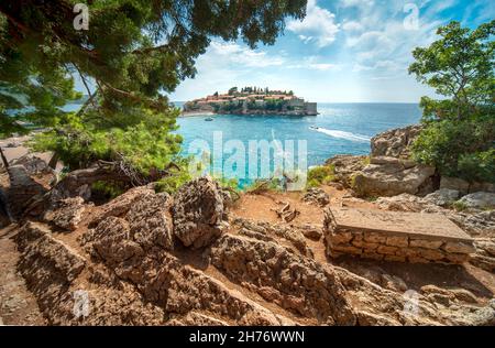 Un îlot exclusif, privé, idyllique, appelé hôtel-village, qui jobtint dans la mer depuis un sentier pittoresque qui s'enroule le le long d'une étendue rocheuse et boisée Banque D'Images