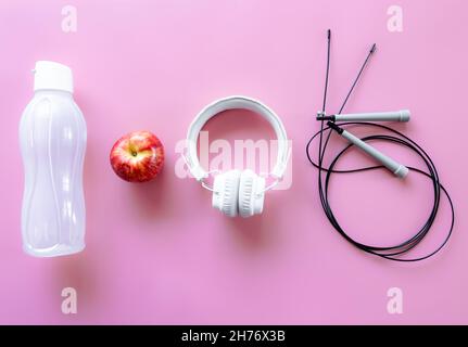 Articles d'équipement sportif sur fond rose, couché à plat. Banque D'Images